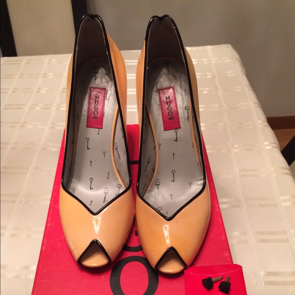 Hugo Boss, Apricot color, Lacquer, peep toe pumps.